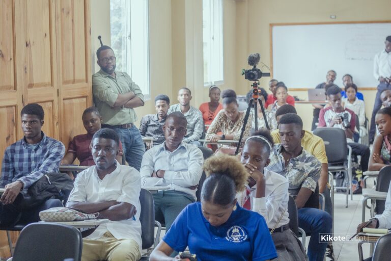La conférence "La conversation avec la jeunesse" souligne l'importance du sport et de l'éducation pour le développement des jeunes.